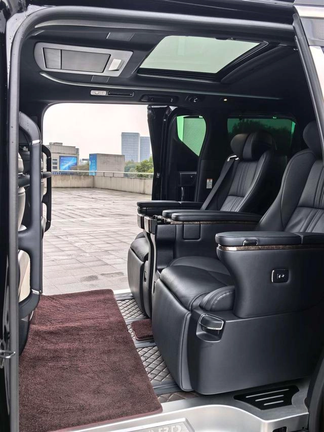 Toyota Alphard 2021 Double moteur 2.5L Version de luxe intérieur photo 16 Toyota Alphard 2021 Double moteur 2.5L Version de luxe intérieur photo 16