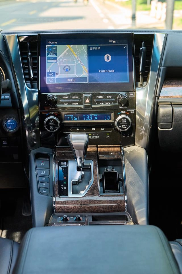 Toyota Vellfire 2021 Crown Doble motor 2.5L HV Edición Suprema interior foto 18 Toyota Vellfire 2021 Crown Doble motor 2.5L HV Edición Suprema interior foto 18
