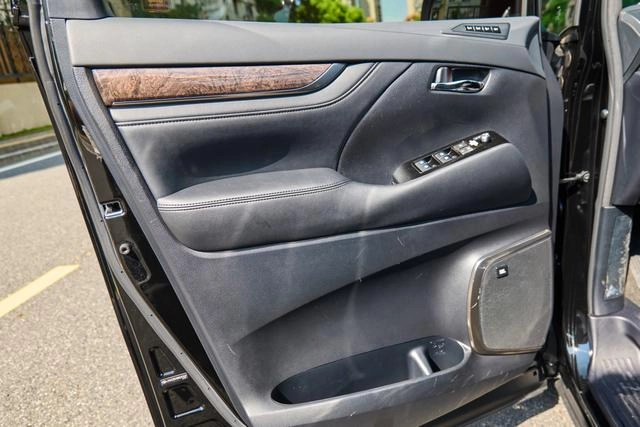 Toyota Vellfire 2021 Crown Doble motor 2.5L HV Edición Suprema interior foto 20 Toyota Vellfire 2021 Crown Doble motor 2.5L HV Edición Suprema interior foto 20