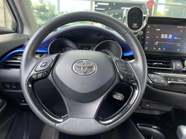 Toyota C-HR 2021 2.0L Luxury Edition interior photo 11 Toyota C-HR 2021 2.0L Luxury Edition interior photo 11