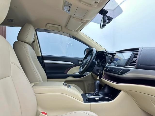 Toyota Highlander 2017 2.0T Version élite à deux roues motrices 5 Siège intérieur photo 15 Toyota Highlander 2017 2.0T Version élite à deux roues motrices 5 Siège intérieur photo 15