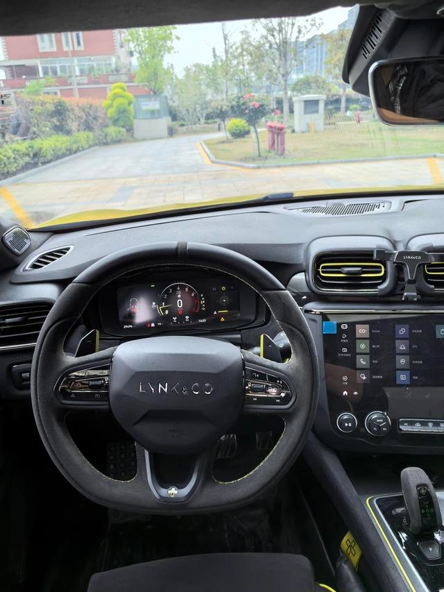 LYNK & CO 03 2019 03 Модификация 2.0TD Автоматический ветроуправляемый вариант экстерьер фото 9 LYNK & CO 03 2019 03 Модификация 2.0TD Автоматический ветроуправляемый вариант экстерьер фото 9
