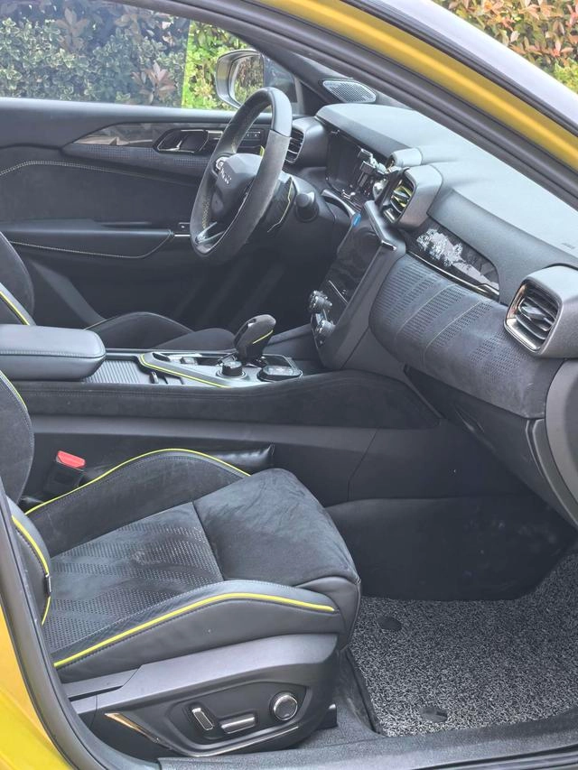 LYNK & CO 03 2019 03 Модификация 2.0TD Автоматический ветроуправляемый вариант интерьер фото 13 LYNK & CO 03 2019 03 Модификация 2.0TD Автоматический ветроуправляемый вариант интерьер фото 13