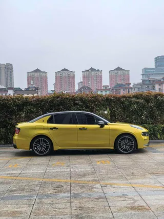 LYNK & CO 03 2019 03 Модификация 2.0TD Автоматический ветроуправляемый вариант интерьер фото 16 LYNK & CO 03 2019 03 Модификация 2.0TD Автоматический ветроуправляемый вариант интерьер фото 16