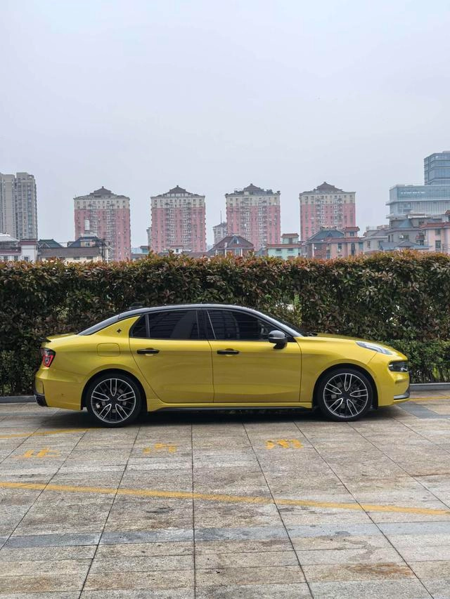 LYNK & CO 03 2019 03 Модификация 2.0TD Автоматический ветроуправляемый вариант интерьер фото 16 LYNK & CO 03 2019 03 Модификация 2.0TD Автоматический ветроуправляемый вариант интерьер фото 16