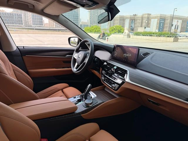 BMW 6 Series GT 2022 630i Ensemble de design de luxe intérieur photo 6 BMW 6 Series GT 2022 630i Ensemble de design de luxe intérieur photo 6