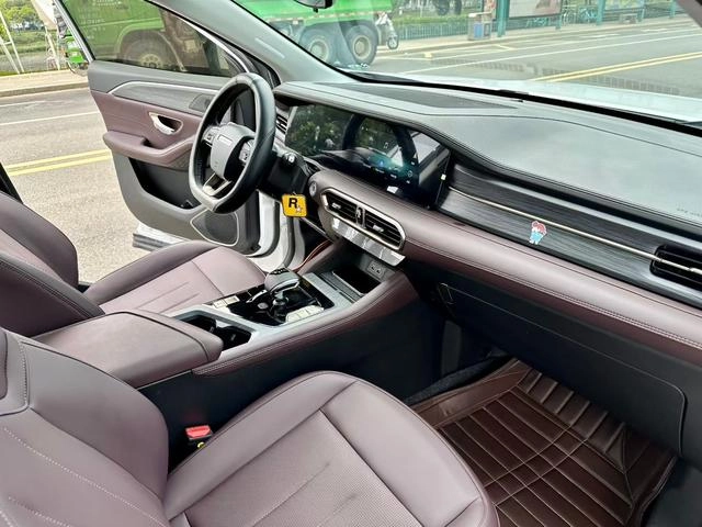 Jetour X90 Plus 2024 1.6TD DCT Big Family Joy Edition interior photo 9