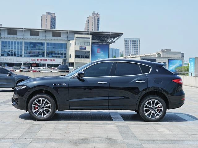 Maserati Levante 2018 3.0T 350Hp Version standard extérieur photo 3 Maserati Levante 2018 3.0T 350Hp Version standard extérieur photo 3