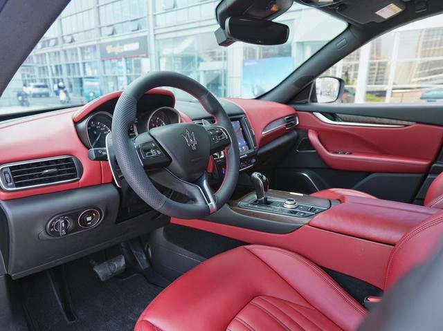Maserati Levante 2018 3.0T 350Hp Version standard extérieur photo 6 Maserati Levante 2018 3.0T 350Hp Version standard extérieur photo 6