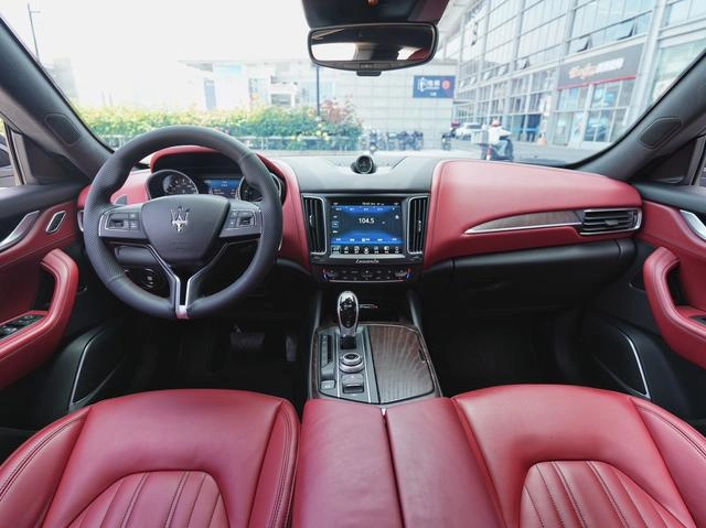 Maserati Levante 2018 3.0T 350Hp Version standard intérieur photo 9 Maserati Levante 2018 3.0T 350Hp Version standard intérieur photo 9