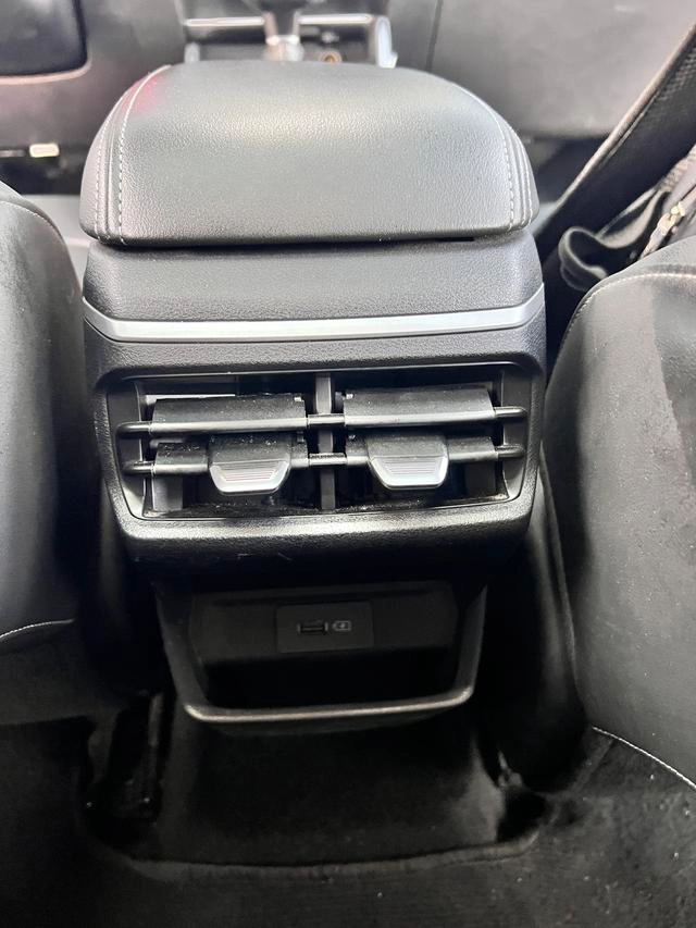 Geely Emgrand 2022 The first 4 Generation 1.5L CVT Flagship interior photo 15 Geely Emgrand 2022 The first 4 Generation 1.5L CVT Flagship interior photo 15