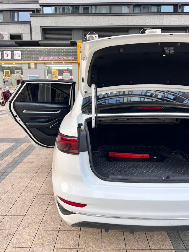Geely Emgrand 2022 The first 4 Generation 1.5L CVT Flagship interior photo 18 Geely Emgrand 2022 The first 4 Generation 1.5L CVT Flagship interior photo 18