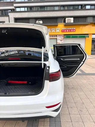 Geely Emgrand 2022 The first 4 Generation 1.5L CVT Flagship interior photo 19 Geely Emgrand 2022 The first 4 Generation 1.5L CVT Flagship interior photo 19