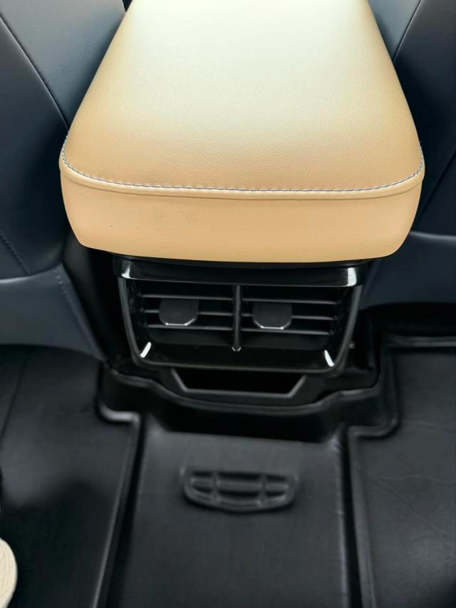 Geely Boyue L 2023 1.5TD DCT Premium Trim interior photo 11