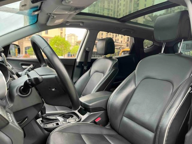 Hyundai Santa Fe 2017 2.4L Automatic two-drive intelligent type 5 seat interior photo 9