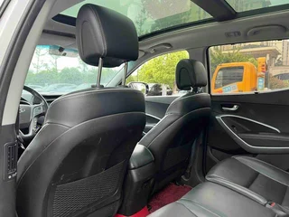 Hyundai Santa Fe 2017 2.4L Automatic two-drive intelligent type 5 seat interior photo 10