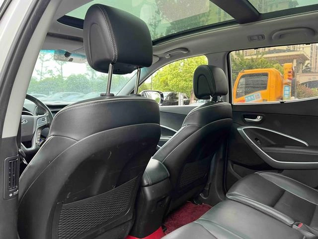 Hyundai Santa Fe 2017 2.4L Automatic two-drive intelligent type 5 seat interior photo 10