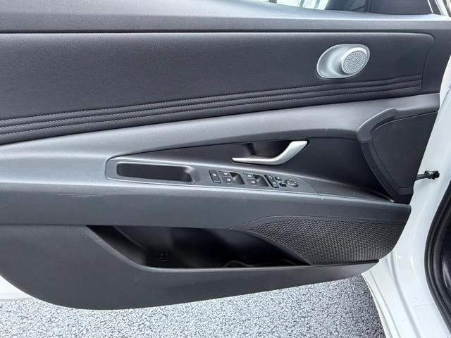 Hyundai Elantra 2023 1.5L CVT LUX Premium Edition interior photo 13 Hyundai Elantra 2023 1.5L CVT LUX Premium Edition interior photo 13