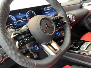Mercedes-Benz Mercedes-AMG CLA AMG 2025 AMG CLA 35 4MATIC exterior foto 7 Mercedes-Benz Mercedes-AMG CLA AMG 2025 AMG CLA 35 4MATIC exterior foto 7