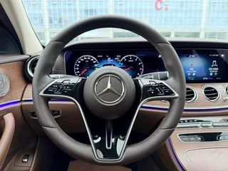 Mercedes-Benz E-Class 2023 E 300 L De lujo Coche interior foto 12
