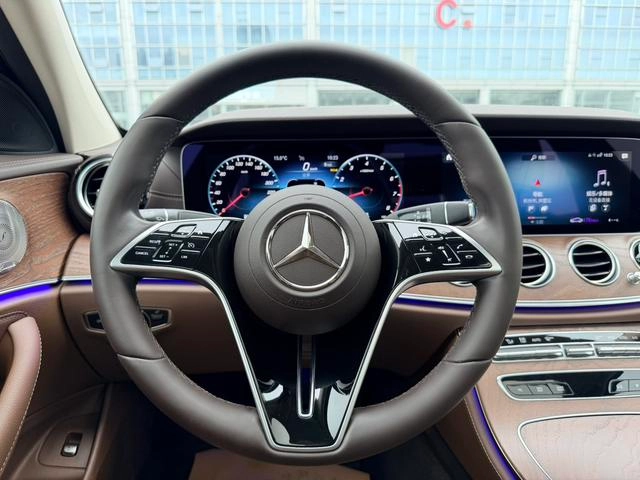 Mercedes-Benz E-Class 2023 E 300 L De lujo Coche interior foto 12
