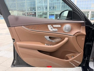 Mercedes-Benz E-Class 2023 E 300 L De lujo Coche interior foto 13