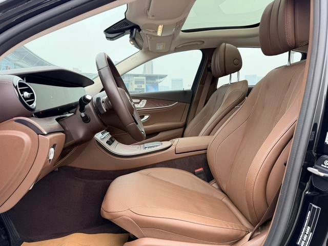 Mercedes-Benz E-Class 2023 E 300 L De lujo Coche interior foto 14