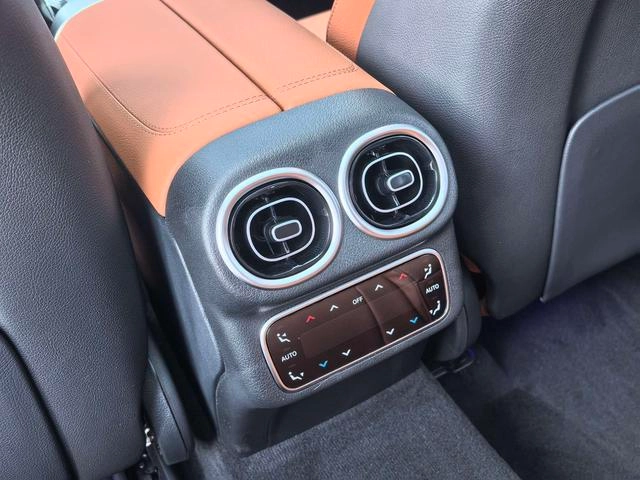 Mercedes-Benz GLC 2023 GLC 260 L 4MATIC Luxury type 5 seat interior photo 11