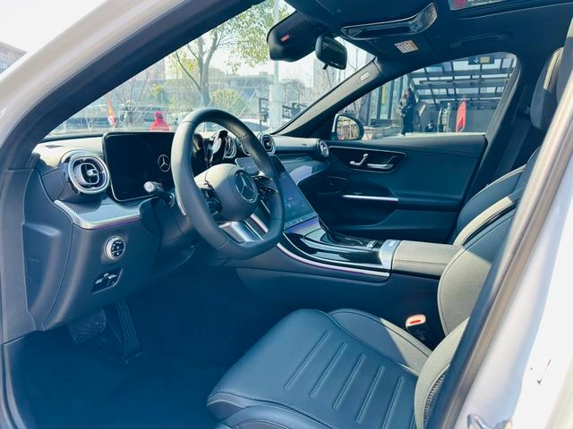 Mercedes-Benz C-Class 2023 Segundo cambio C 260 L Versión deportiva exterior foto 4 Mercedes-Benz C-Class 2023 Segundo cambio C 260 L Versión deportiva exterior foto 4