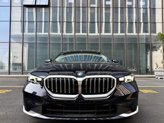 BMW 5 Series 2024 525Li M Conjunto deportivo exterior foto 2