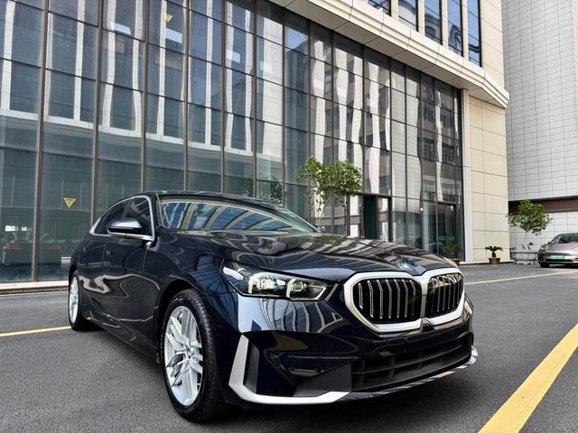 BMW 5 Series 2024 525Li M Conjunto deportivo exterior foto 3