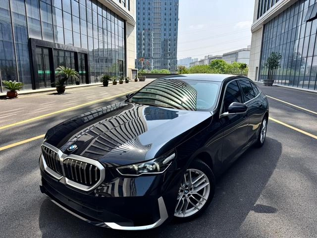 BMW 5 Series 2024 525Li M Conjunto deportivo exterior foto 4