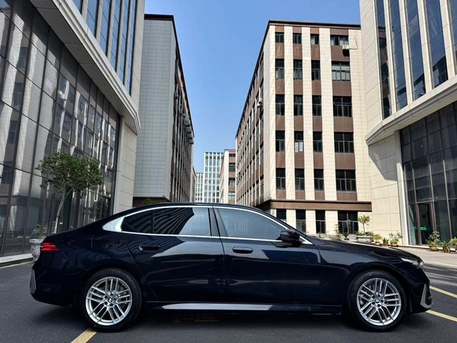 BMW 5 Series 2024 525Li M Conjunto deportivo exterior foto 8
