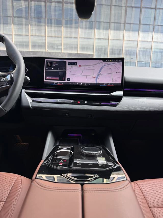 BMW 5 Series 2024 525Li M Conjunto deportivo interior foto 11