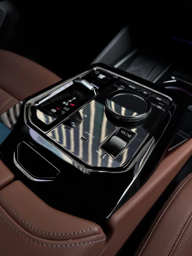 BMW 5 Series 2024 525Li M Conjunto deportivo interior foto 12