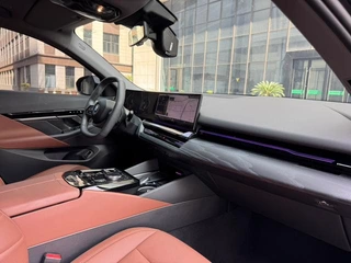 BMW 5 Series 2024 525Li M Conjunto deportivo interior foto 14