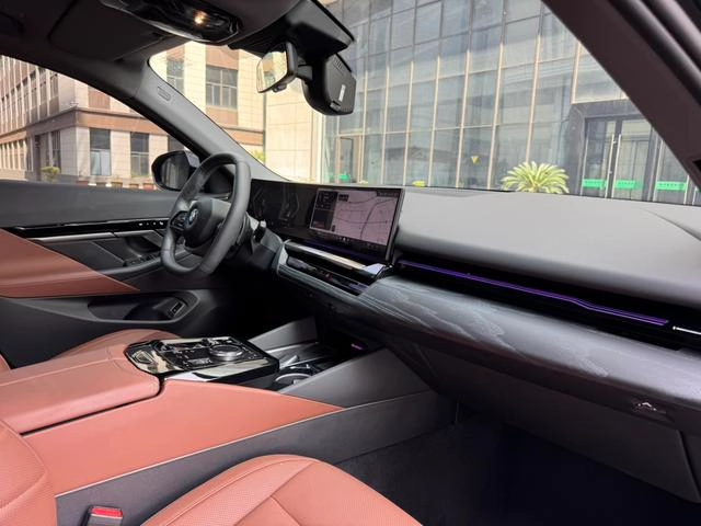 BMW 5 Series 2024 525Li M Conjunto deportivo interior foto 14