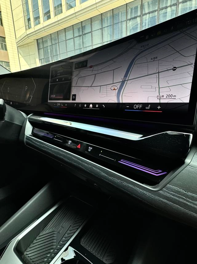 BMW 5 Series 2024 525Li M Conjunto deportivo interior foto 15