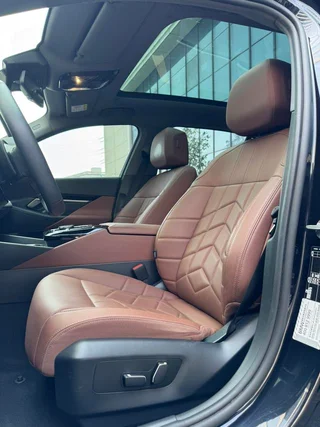 BMW 5 Series 2024 525Li M Conjunto deportivo interior foto 17