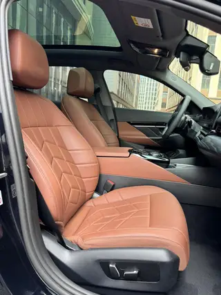 BMW 5 Series 2024 525Li M Conjunto deportivo interior foto 18