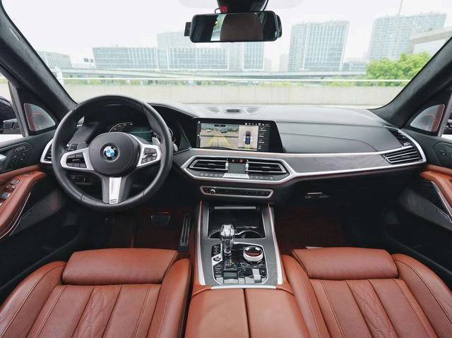 BMW X7 2021 xDrive40i Premium Class M Sports suit interior photo 9
