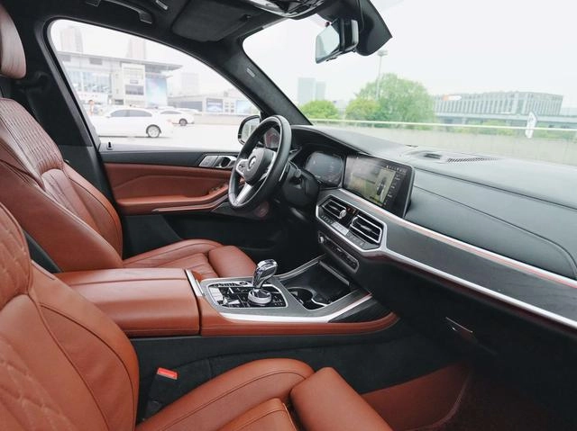 BMW X7 2021 xDrive40i Premium Class M Sports suit interior photo 13