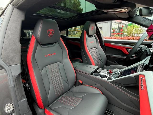 Lamborghini Urus 2023 4.0T V8 S interior photo 6