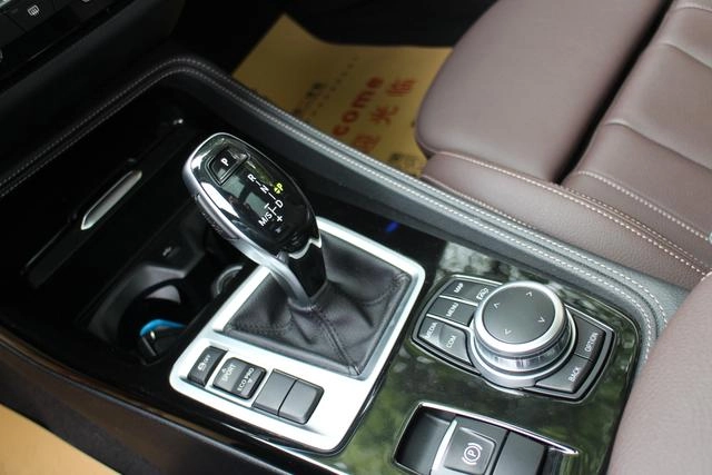 BMW 1 Series 2021 Restyling 125i M Sports Obsidian Night Edition interior photo 9