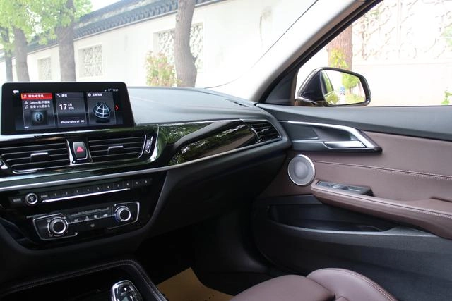 BMW 1 Series 2021 Restyling 125i M Sports Obsidian Night Edition interior photo 10