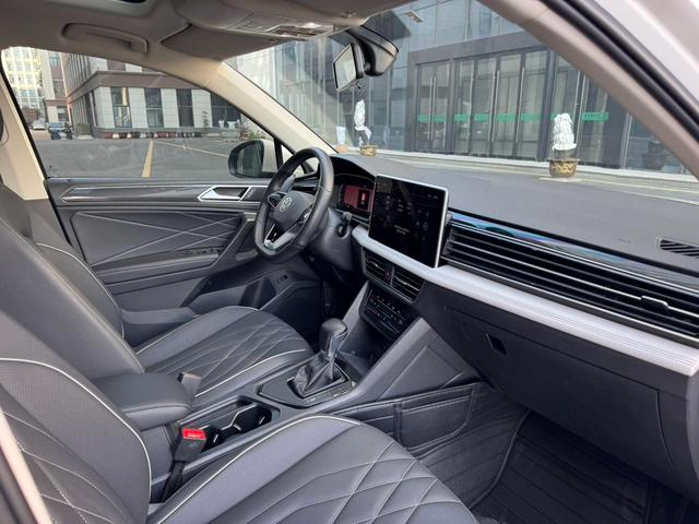 Volkswagen Tiguan L 2022 330TSI Auto Two-Drive Smart Edition interior photo 13