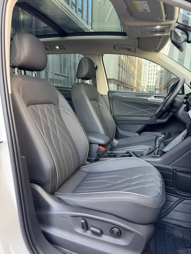 Volkswagen Tiguan L 2022 330TSI Auto Two-Drive Smart Edition interior photo 16