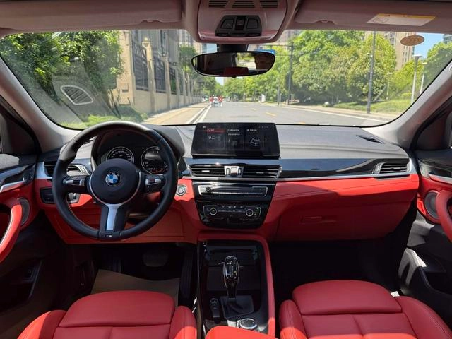 BMW X2 2023 sDrive25i M Off-road suit interior photo 13