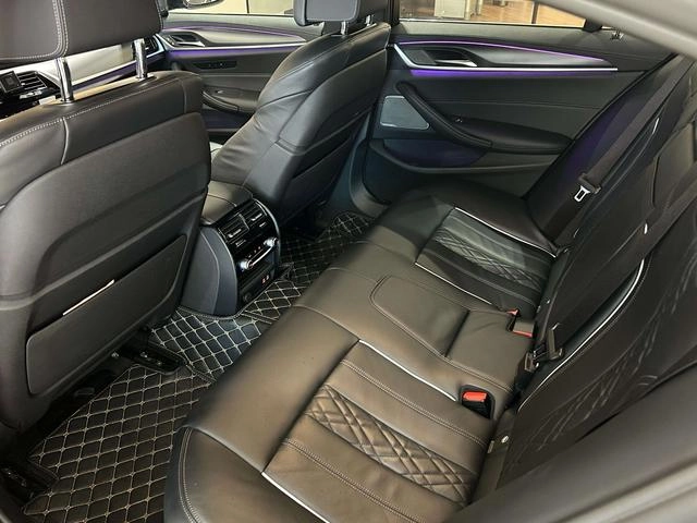 BMW 5 Series 2022 540i Edición de moda M Conjunto deportivo interior foto 11