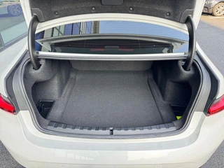 BMW 3 Series 2023 325Li M Conjunto deportivo interior foto 14